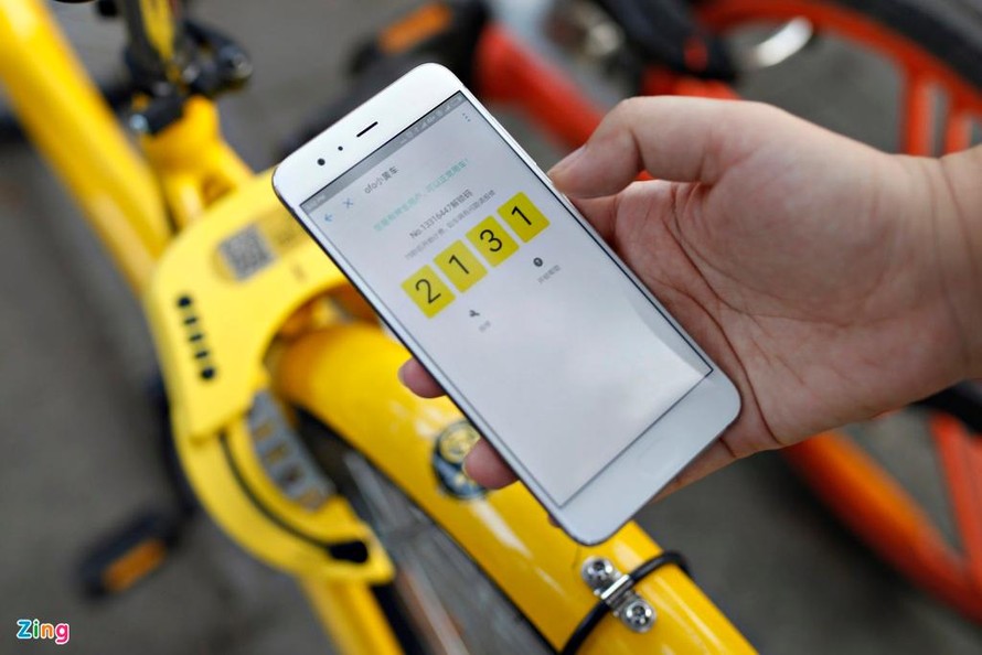 Người dân tải ứng dụng Mobike và định vị trạm xe gần nhất rồi quét mã code được cung cấp để mở khóa xe. Ảnh: Khương Nha.