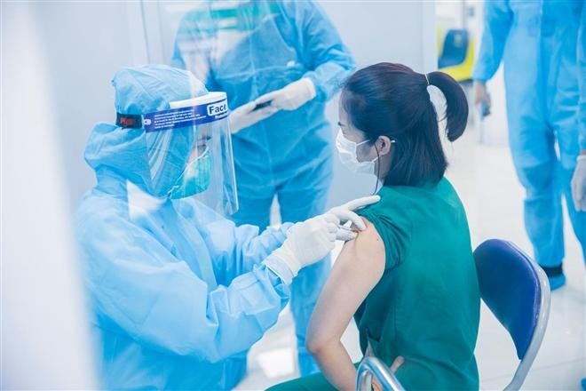 Cán bộ y tế tiêm vaccine COVID-10. (Ảnh minh hoạ: SKĐS)