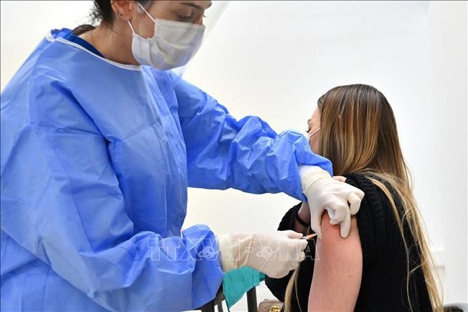 Nhân viên y tế tiêm vaccine ngừa COVID-19 cho người dân tại Cailungo, San Marino, Italy. Ảnh: AFP/TTXVN