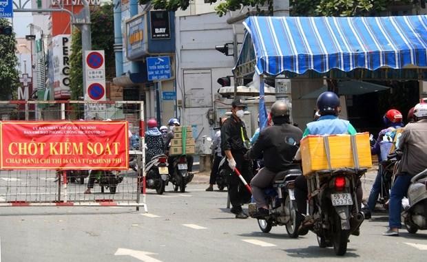 Chốt kiểm tra phương tiện giao thông trên đường Cộng Hòa (quận Tân Bình). (Ảnh: Thanh Vũ/TTXVN)