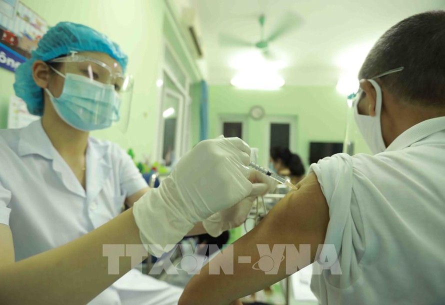 Khẩn trương tiêm mũi 2 vaccine phòng COVID-19 cho những người đã tiêm mũi 1