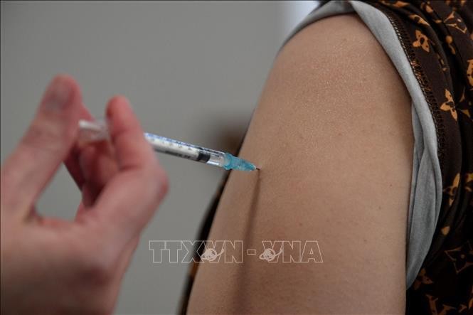 Anh nghiên cứu thử nghiệm tiêm kết hợp vaccine ngừa COVID-19 cho trẻ em