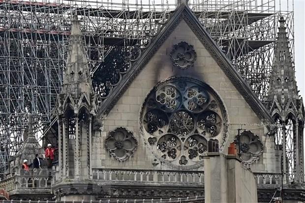 Phần mái nhà thờ Đức Bà ở Paris bị hư hỏng sau vụ cháy ngày 16/4/2019. (Ảnh: AFP/TTXVN)