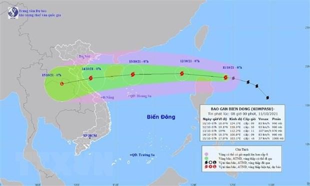 Bão Kompasu đi vào Biển Đông và tiếp tục mạnh thêm