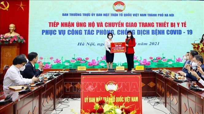 Hà Nội tiếp nhận ủng hộ và chuyển giao thiết bị y tế phòng, chống dịch COVID-19 