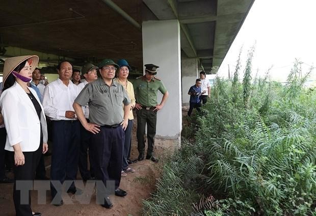 Thủ tướng Phạm Minh Chính kiểm tra thực trạng Bệnh viện Hữu nghị Việt Đức cơ sở 2 tại thành phố Phủ Lý, Hà Nam.(Ảnh: Dương Giang/TTXVN)