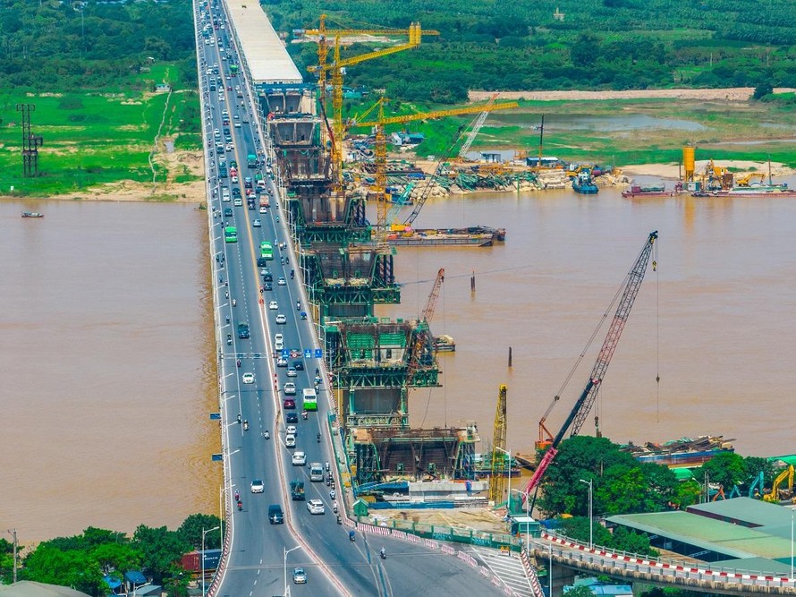 Cầu Vĩnh Tuy 2 đang trong những gói thầu cuối cùng, khi hoàn thiện sẽ rút ngắn khoảng cách giữa phía Đông với vùng nội đô cũ Hà Nội.