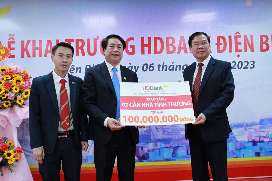 Đại diện lãnh đạo HDBank trao tặng 2 căn nhà tình thương cho bà con có hoàn cảnh khó khăn tại địa phương.