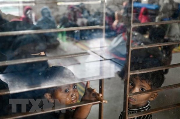 Người dân sơ tán tránh bão Mocha tại Shahpori, ngoại ô Teknaf, Bangladesh. (Ảnh: AFP/TTXVN)