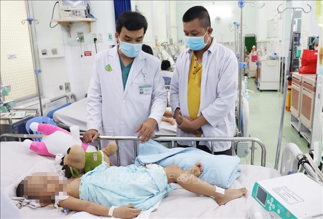 Sử dụng kỹ thuật ECMO cứu sống bệnh nhi mắc tay chân miệng nguy kịch