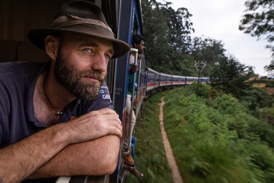 Pedersen đi tàu tại Sri Lanka. 