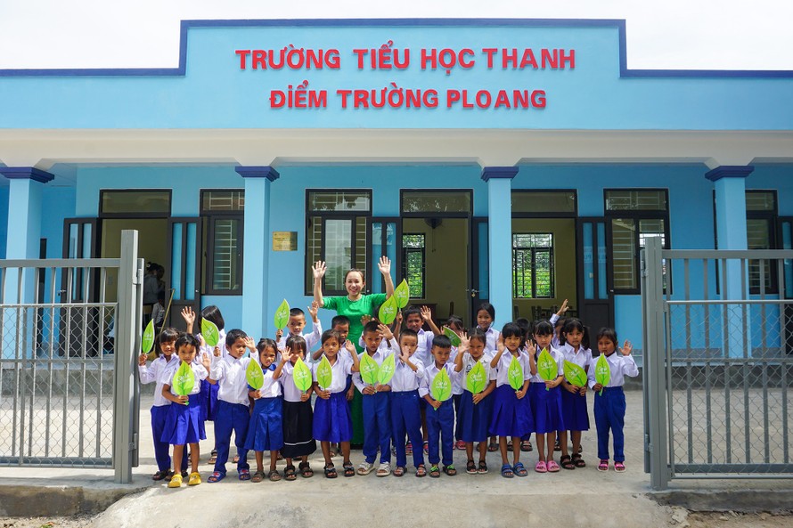 Các em học sinh và cô giáo điểm trường Ploang tại cơ sở mới.