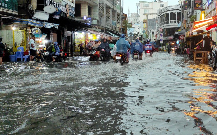 Mưa lớn kéo dài, nhiều tuyến đường của TP HCM chìm trong "biển nước”