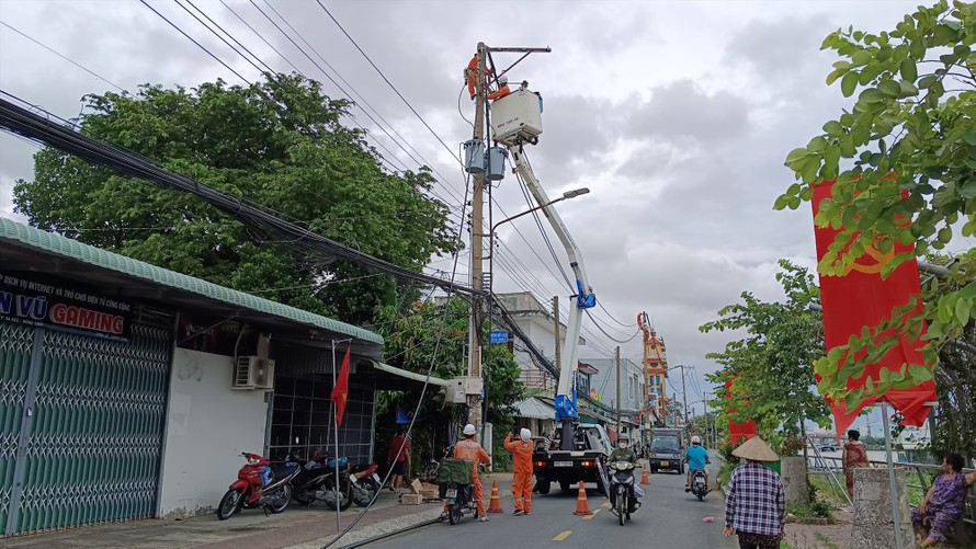 Sét đánh làm đứt đường dây 22kV, hơn 3.000 khách hàng mất điện