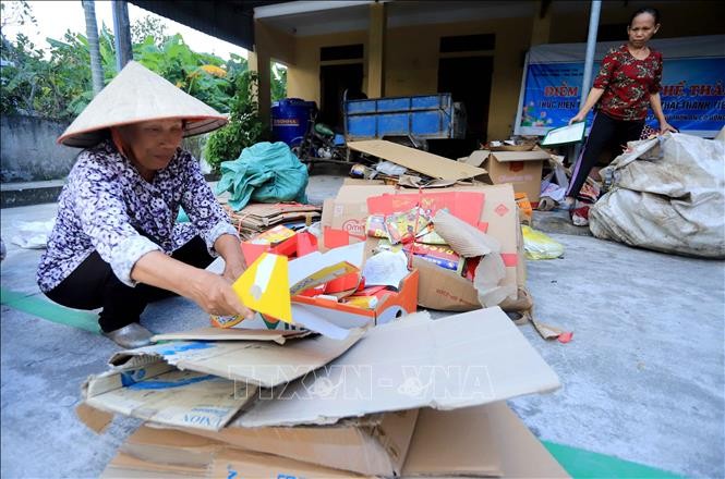 Hội viên Chi hội Phụ nữ thôn An Cơ Đông, xã Thanh Tân (Kiến Xương, Thái Bình) phân loại rác thải để bán cho các đơn vị thu mua. Ảnh: Thế Duyệt – TTXVN