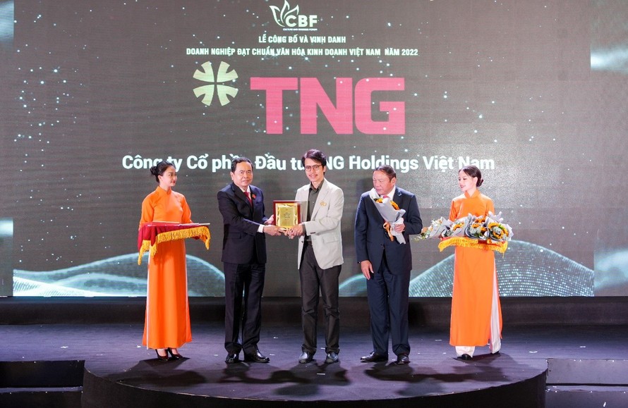 Đại diện TNG Holdings Vietnam nhận bằng khen từ ban tổ chức. 