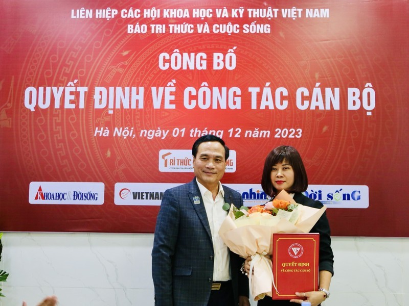 PGS.TS Phạm Ngọc Linh, Phó Bí thư Đảng đoàn, Phó Chủ tịch Liên hiệp Hội Việt Nam trao Quyết định số 1101/QĐ-LHHVN bổ nhiệm bà Nguyễn Thị Mai Hương giữ chức Tổng biên tập Báo Tri thức và Cuộc sống.