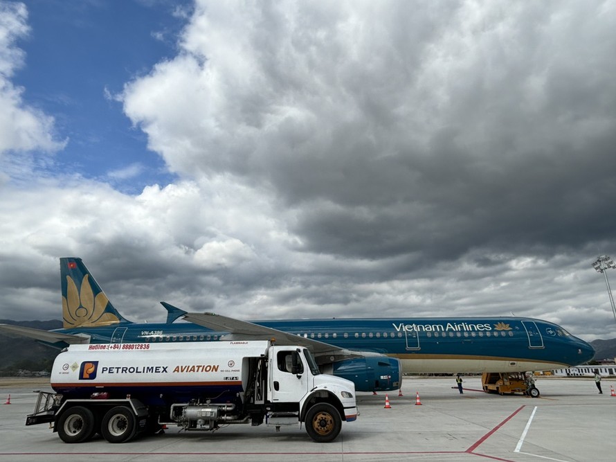 Petrolimex Aviation tiếp nhiên liệu cho máy bay của Vietnam Airlines sáng 02/12/2023 tại Cảng HK Điện Biên