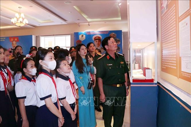 Học sinh Thành phố Hồ Chí Minh tham quan khu vực trưng bày hình ảnh, hiện vật "Cuộc chiến thời bình". Ảnh: Xuân Khu-TTXVN
