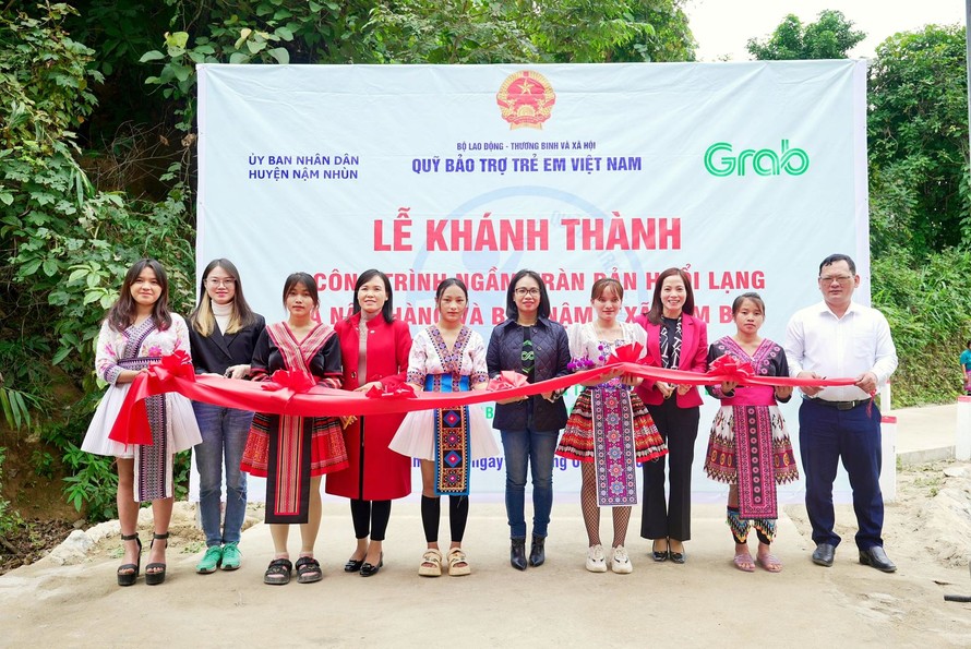 Grab khánh thành cây cầu thứ 7 và thứ 8 thuộc dự án “Xây cầu đến lớp” 