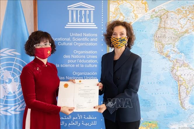 Đại sứ Nguyễn Thị Vân Anh trình thư ủy nhiệm lên Tổng giám đốc UNESCO