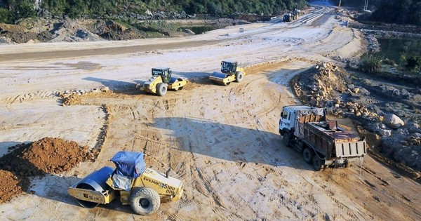 Thủ tướng Chính phủ trả lời chất vấn về giải pháp sử dụng cát nhân tạo trong dự án giao thông