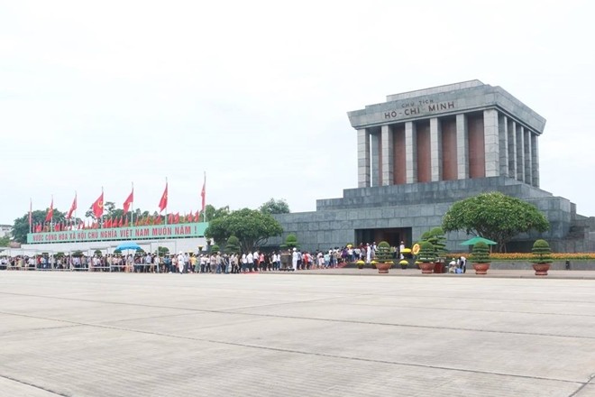 Kỷ niệm 134 năm Ngày sinh Chủ tịch Hồ Chí Minh: Gần 32 nghìn lượt người vào Lăng viếng Bác