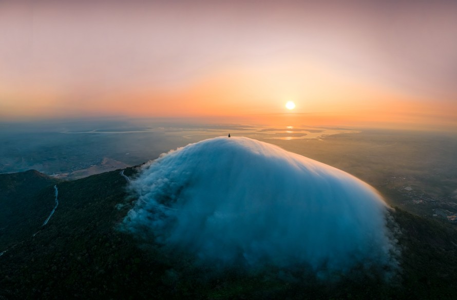 Mây trùm đỉnh núi Bà Đen. Ảnh: Nguyễn Minh Tú