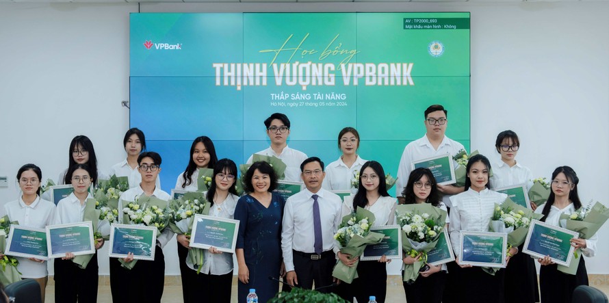 Các sinh viên Học viện Tài chính được nhận học bổng Thịnh Vượng của VPBank