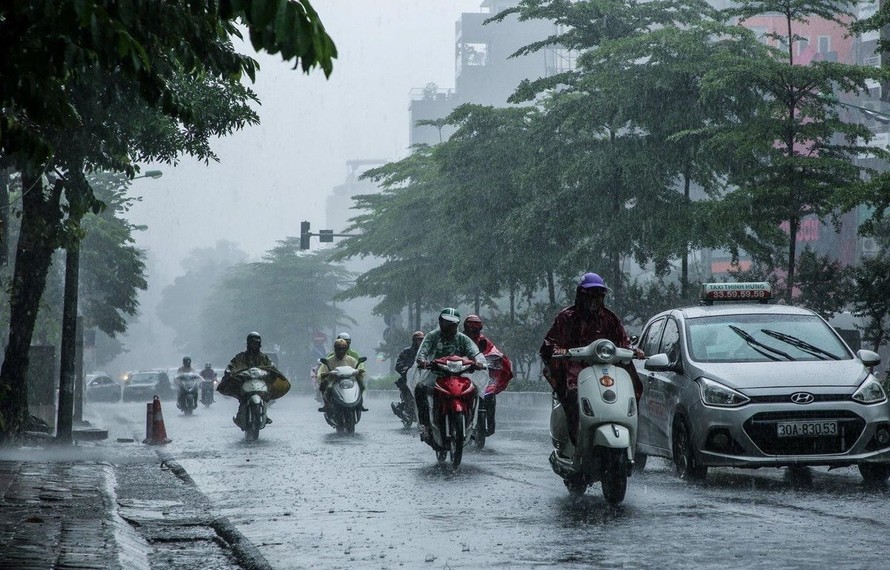 Các quận nội thành Hà Nội có mưa rào và dông trong sáng 26/6