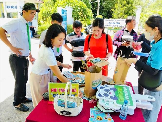 Côn Đảo nói không với cúng, đốt hàng mã tại các điểm di tích