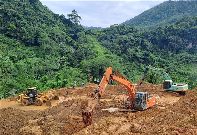 Vụ sạt lở đất nghiêm trọng tại Hà Giang: Dừng tìm kiếm nạn nhân, tập trung thông đường