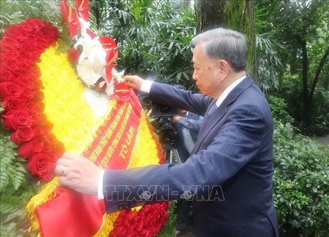 Tổng Bí thư, Chủ tịch nước Tô Lâm dâng hoa tưởng niệm Liệt sĩ Phạm Hồng Thái. Ảnh: Trí Dũng – TTXVN