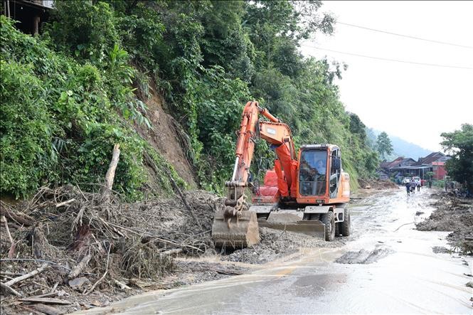 Sạt lở gây ách tắc giao thông trên nhiều tuyến đường huyết mạch ở Điện Biên