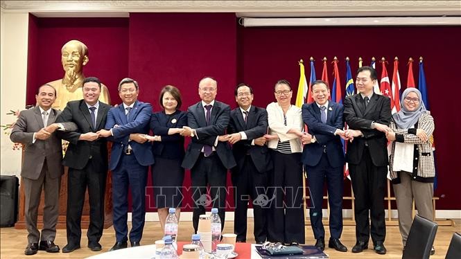 Việt Nam chuyển giao vai trò Chủ tịch Ủy ban ASEAN tại Paris cho Brunei