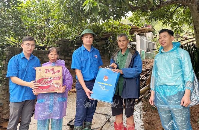 Phó Bí thư phụ trách Tỉnh đoàn Lạng Sơn Đoàn Thành Công và đoàn công tác thăm hỏi, tặng quà hỗ trợ gia đình ông Lộc Văn Khanh, thôn Làng Bu 1, xã Lâm Sơn, huyện Chi Lăng bị sạt lở đất làm sập nhà. Ảnh minh họa: Anh Tuấn/TTXVN