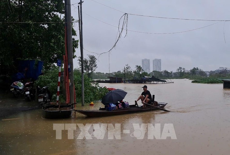 Hà Nội: Khẩn trương di dời người dân đến nơi an toàn