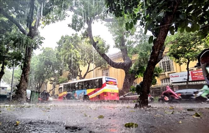 Mưa lớn đầu giờ sáng, nhiều tuyến đường tại Hà Nội ngập úng, ùn tắc cục bộ ​