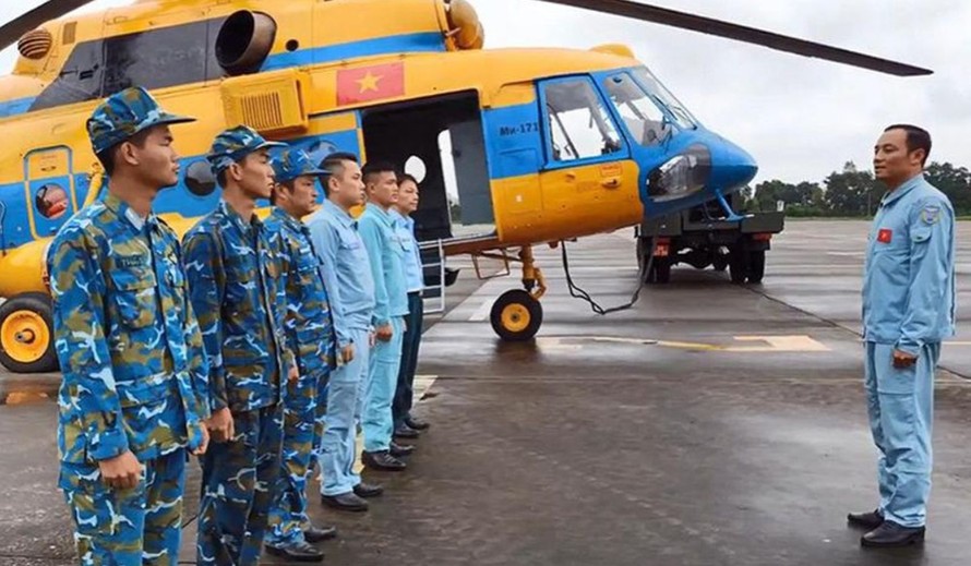 Không quân điều trực thăng bay Mi-171 bay cứu trợ đồng bào vùng lũ