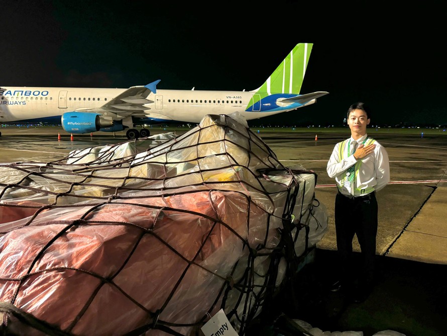 Những lô hàng cứu trợ đồng bào vùng lũ đầu tiên được Bamboo Airways vận chuyển hỏa tốc miễn phí đến Hà Nội 