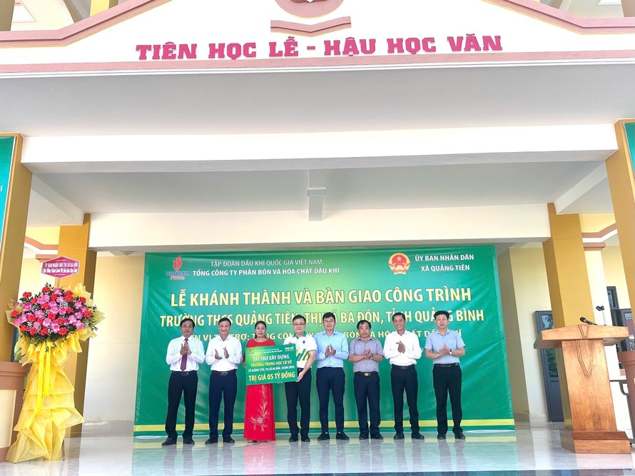 Khánh thành, bàn giao công trình Nhà đa năng và các hạng mục phụ trợ được PVFCCo tài trợ với tổng giá trị 5 tỷ đồng.