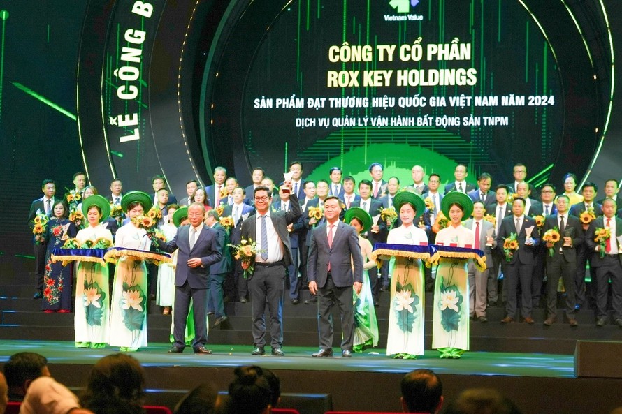 Đại diện ROX Key nhận chứng nhận sản phẩm đạt Thương hiệu Quốc gia 2024.