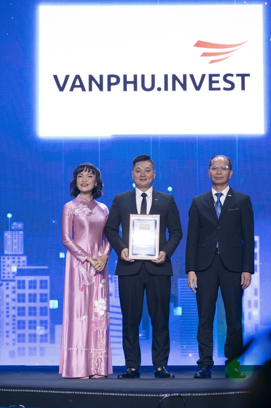 Đại diện Văn Phú – Invest nhận chứng nhận Top 100 Nơi làm việc Tốt nhất Việt Nam năm 2024