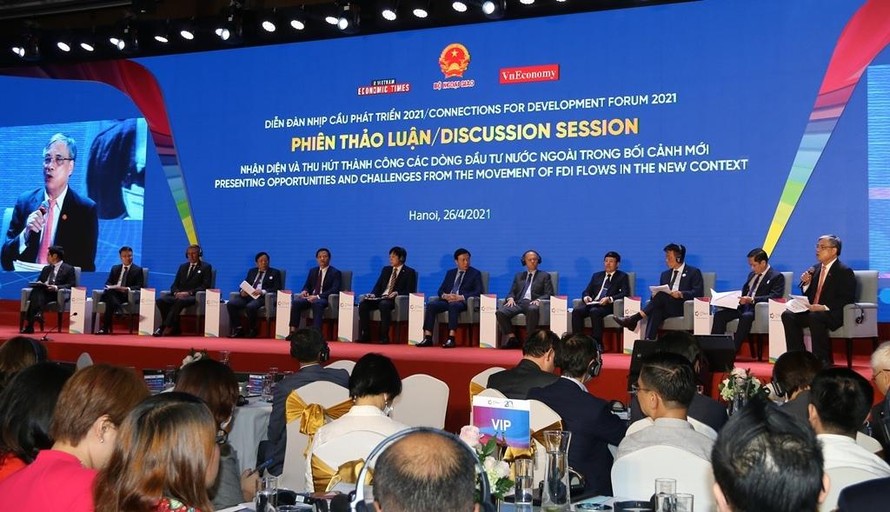 Các đại biểu tham gia phiên thảo luận tại sự kiện Diễn đàn Nhịp cầu phát triển 2021