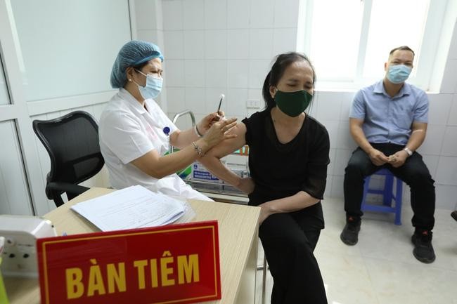 Có nên uống 'thuốc lạ' trước tiêm vaccine COVID-19 để chống sốc?