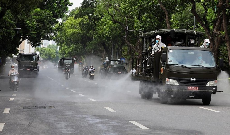 Dừng ngay việc phun dung dịch khử khuẩn ngoài trời, lên người vì không hiệu quả, lãng phí