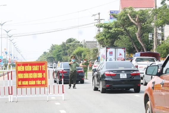 Vì sao Quảng Nam cho phép một cán bộ chở con ra Hà Nội để sang nước ngoài du học?