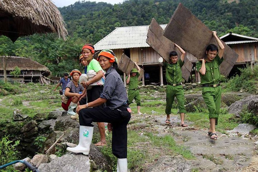 Xúc động với những hình ảnh thấm đượm tình người trong mùa mưa lũ ở vùng cao Hà Giang