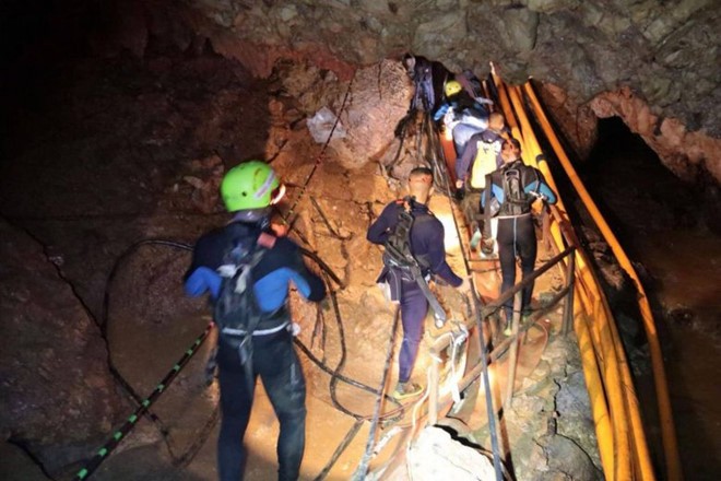 Đội thợ lặn của lực lượng SEAL Hải quân Thái Lan tiến vào hang ngày 7/7. (Ảnh: AFP)