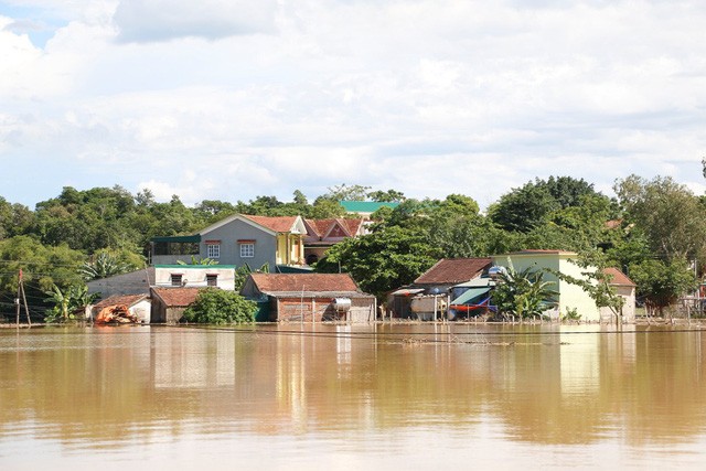 Lũ lớn giữa trời nắng chang chang ở Nghệ An. (Ảnh: Nguyễn Duy)